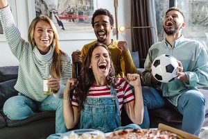 Fußballparty – Feunde schauen gemeinsam Fußballspiel