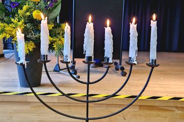 Gedenkveranstaltung – Kerzen brennen