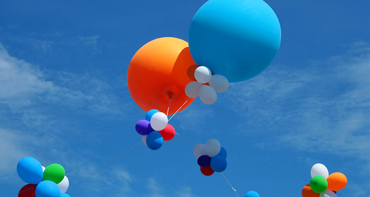 Stiftungsjubiläum – bunte Luftballons fliegen in der Luft