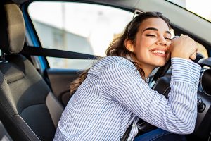 Autoleasing – Frau freut sich über ihr neues Auto