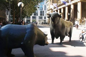 Bulle und Bär vor dem Gebäude der Frankfurter Börse