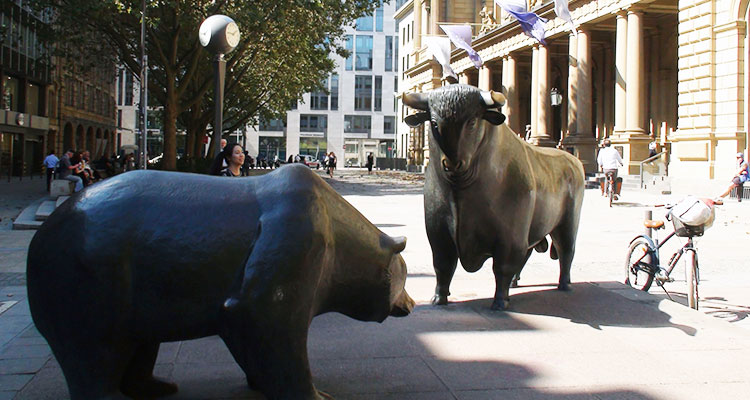 Bulle und Bär vor dem Gebäude der Frankfurter Börse