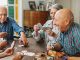 Rentner genießen Ruhestand und spielen Karten