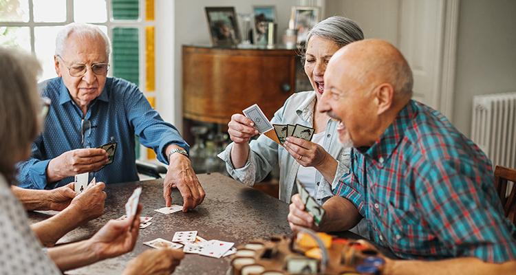 Rentner genießen Ruhestand und spielen Karten
