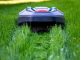 Rasenmähroboter beim Rasenmähen