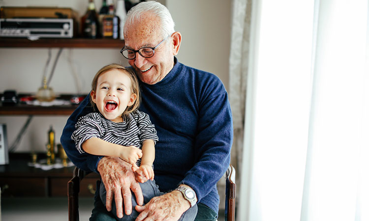 Opa mit seinem Enkel auf dem Schoß