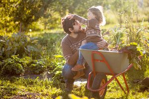 Kinder hilft Vater bei der Gartenarbeit