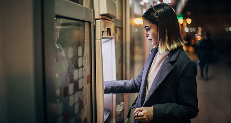 Frau am Geldautomat – Karte eingezogen
