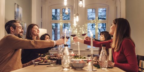 Freunde stoßen an und feiern Weihnachten – Tipps für nachhaltige Weihnachten