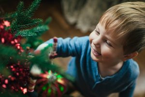 Glückliches Kind an Weihnachten - weihnachtliche Hilfe von der Stiftung