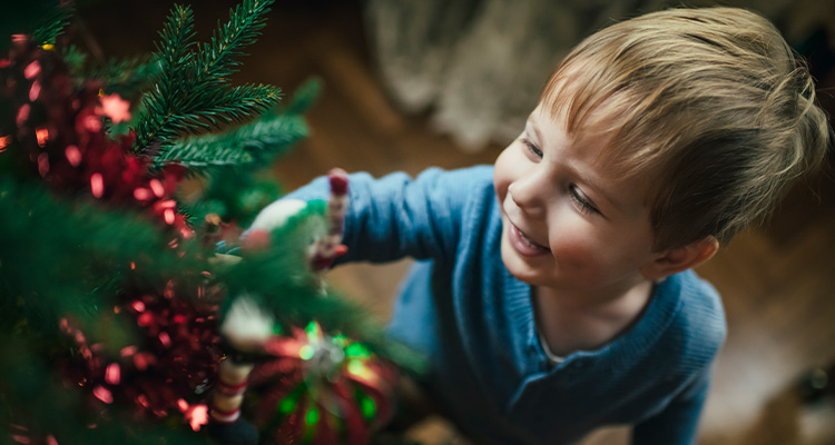 Glückliches Kind an Weihnachten - weihnachtliche Hilfe von der Stiftung