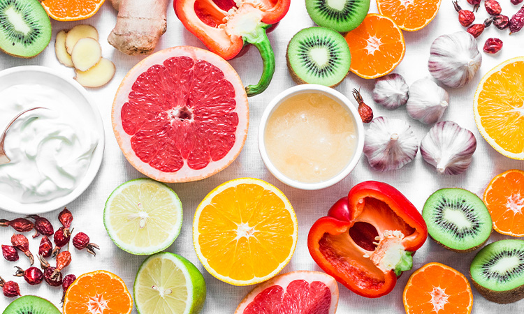 Paprikas und Zitronen liegen aufgeschnitten auf hellem Tisch – gesunde Ernährung, um Immunsystem zu stärken