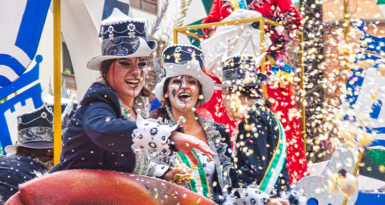 Zwei verkleidete Frauen feiern Karneval