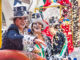 Zwei verkleidete Frauen feiern Karneval