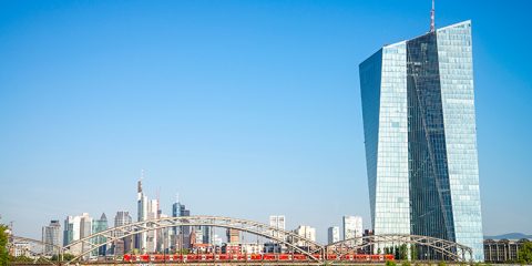 Blick auf das EZB-Gebäude und die Frankfurter Skyline – Zinscomeback