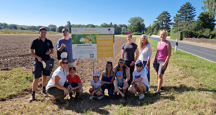 Mitarbeitende der Sparda-Bank Hannover legen eine Blühwiese an – Gruppenfoto