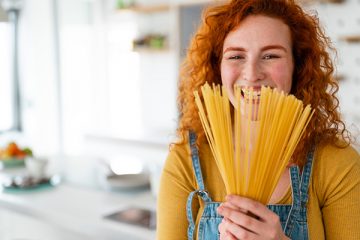 Rothaarige Frau hält Spaghetti