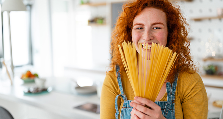 Rothaarige Frau hält Spaghetti