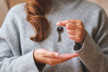 Frau hält Wohnungsschlüssel in der Hand
