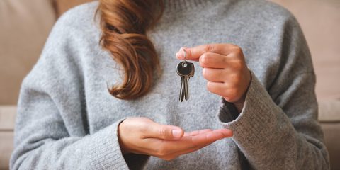 Frau hält Wohnungsschlüssel in der Hand