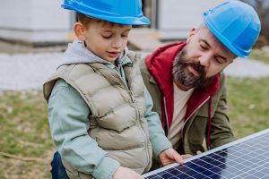 Vater erklärt seinem Sohn, wie Solarenergie funktioniert