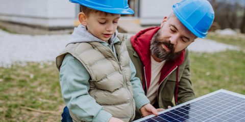 Vater erklärt seinem Sohn, wie Solarenergie funktioniert