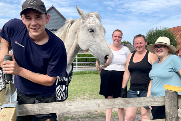 Sommereinsatz – Menschen auf Pferdekoppel
