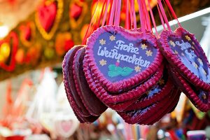 Weihnachtsmarkt – Stand mit Lebkuchenherzen