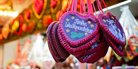 Weihnachtsmarkt – Stand mit Lebkuchenherzen